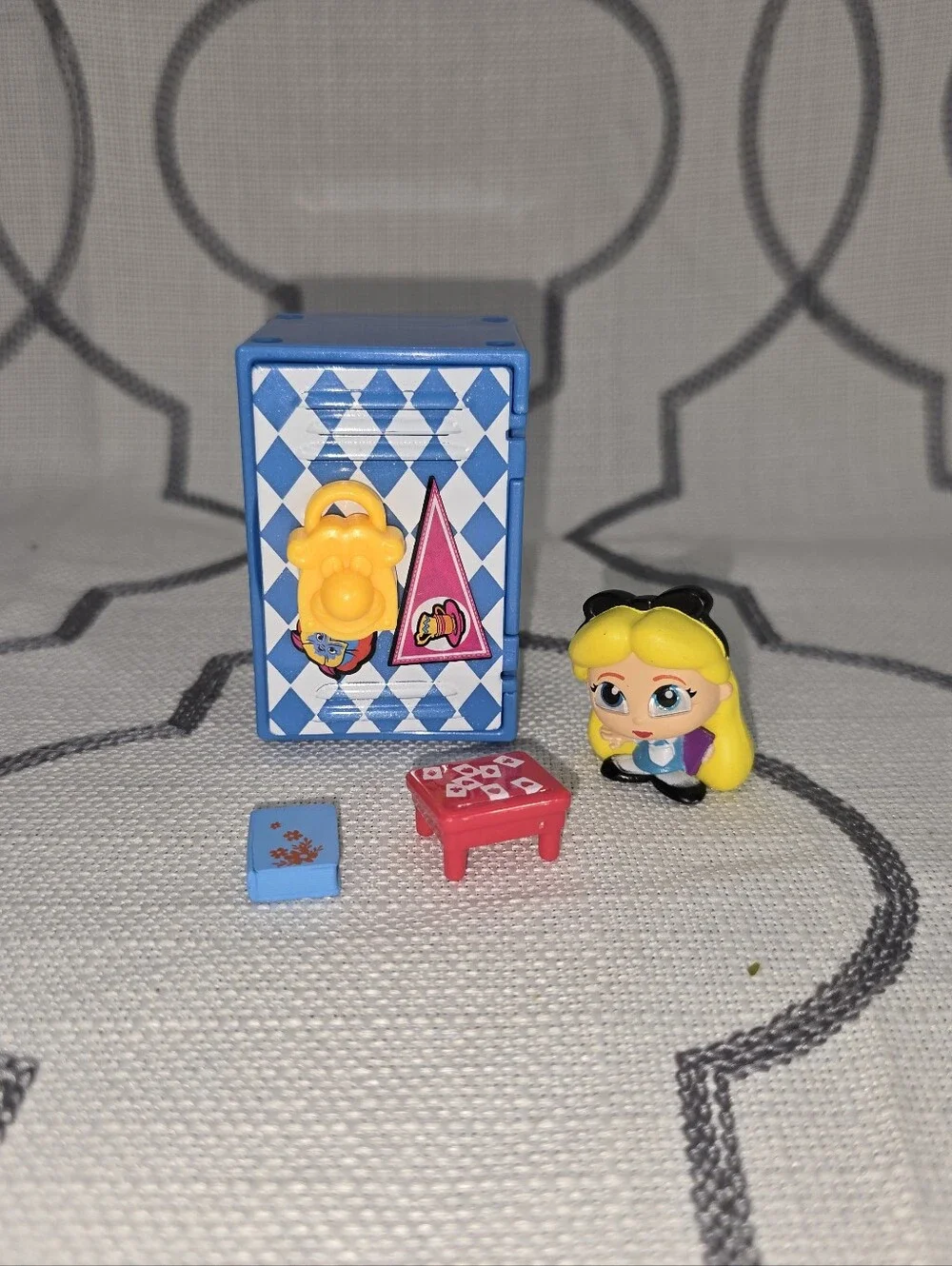 Disney Doorables Academy Surprise Lockers Alice In Wonderland Ultra Rare